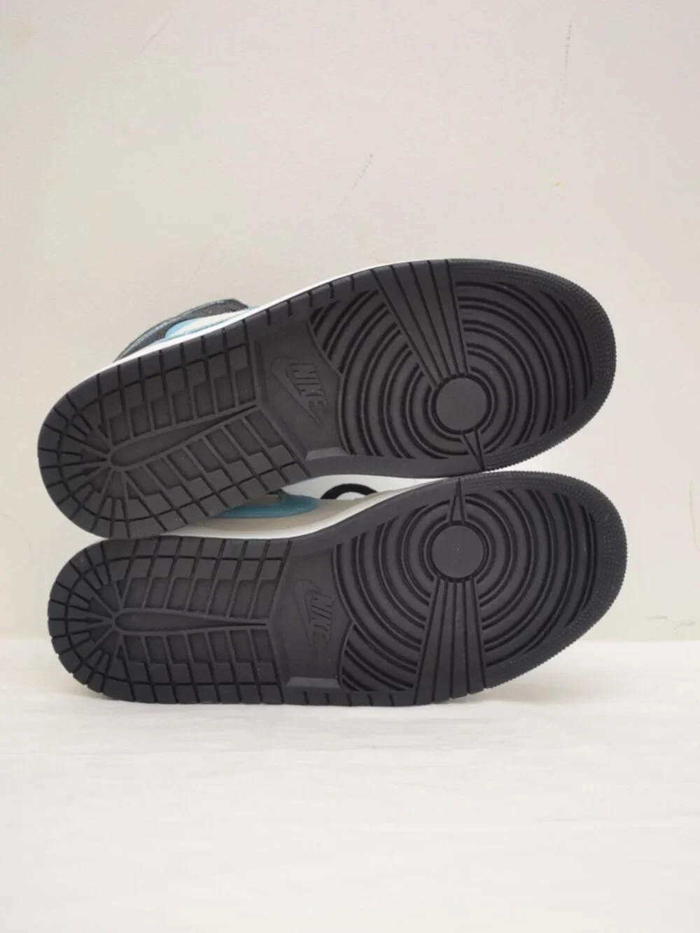 Jordan Air Jordan 1 Mid Se Blue Chill Summit White BNIB (NO LID)